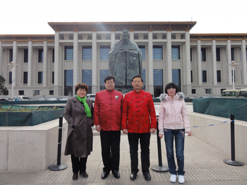 巨天中新春之际携国易联专家拜谒北京东长安街南侧孔子像