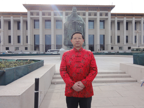巨天中新春之际携国易联专家拜谒北京东长安街南侧孔子像