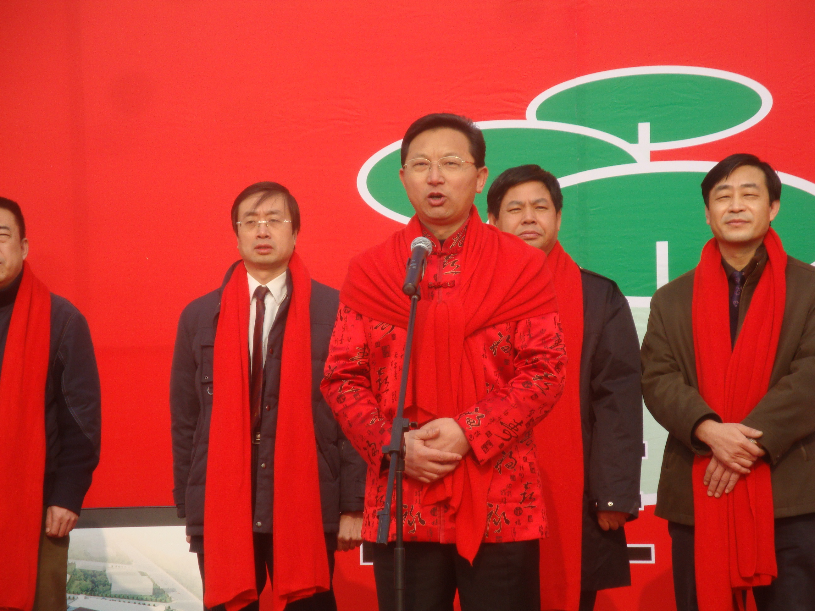 巨天中大师在奠基仪式上发表讲话