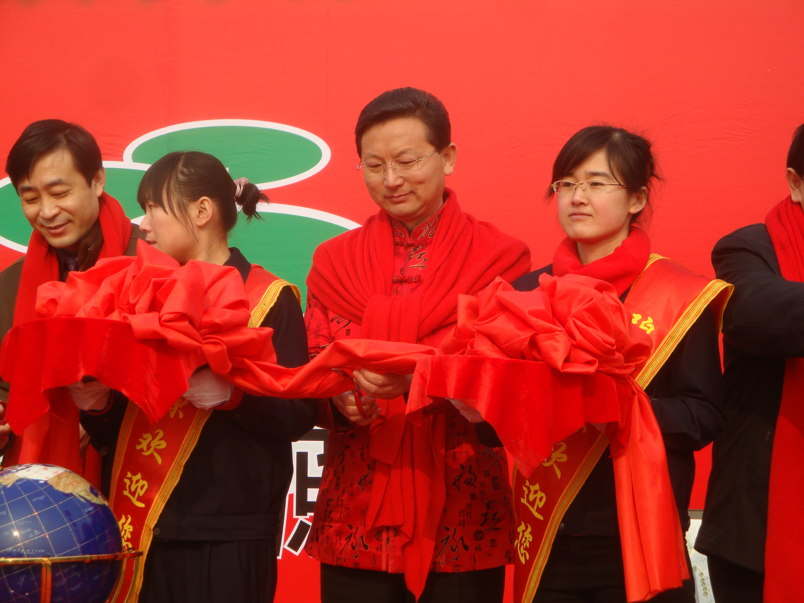 巨天中老师为碧生源奠基仪式剪彩